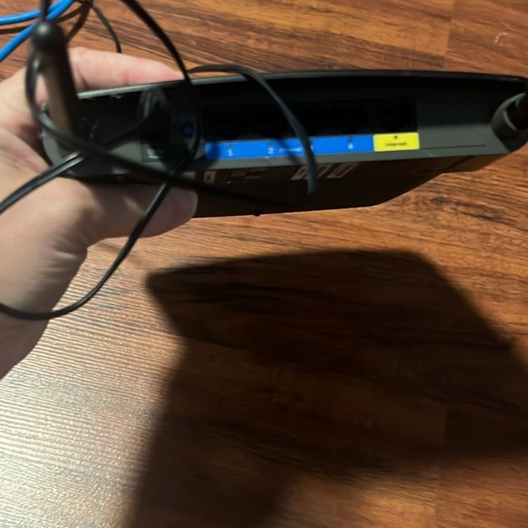 Linksys EA6100 Router & Cable for wireless internet - Picture 4 of 4